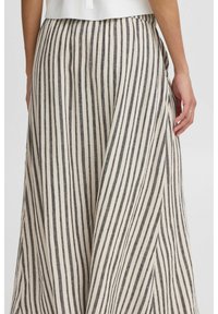 Ein gestreifter Rock in Beige und Dunkelgrau, mit fließendem Design, strukturiertem Stoff und einem elastischen Bund.