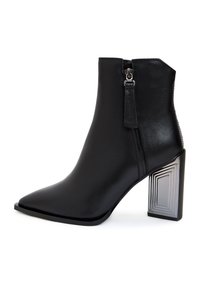 Stivale alla caviglia in pelle nera con punta affusolata e chiusura con zip. Caratterizzato da un tacco geometrico in blocco argentato per un supporto aggiuntivo e un design moderno.