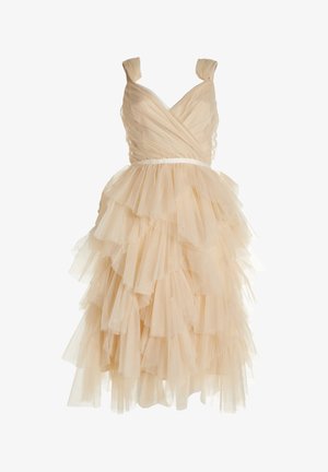 Beige tylkjole med lagdelt flæsedesign, V-udskæring, brede stropper og en tætsiddende talje. Blød, gennemsigtig tekstur med let fald.