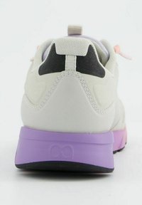 Sneaker grigio chiaro con una suola viola, dotato di un tallone testurizzato, dettagli in pizzo rosa e un manico. Superfici lisce con dettagli a contrasto.