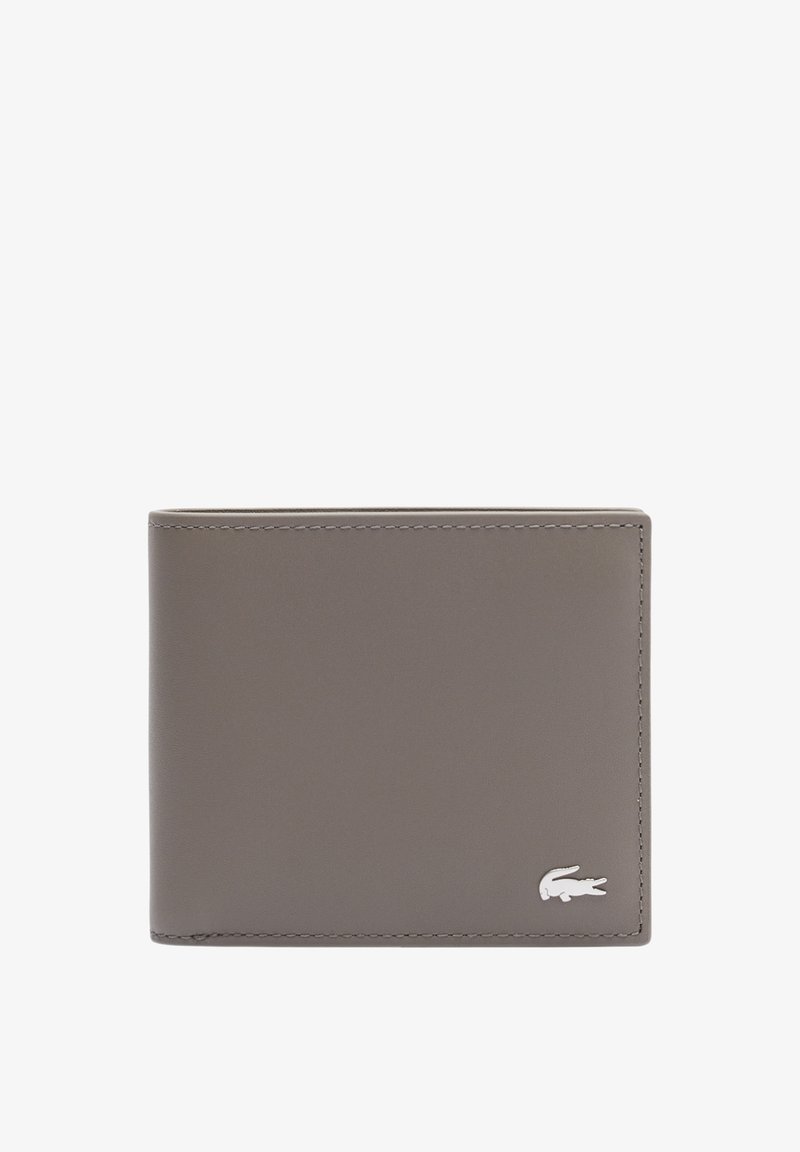 Portafoglio in pelle grigia con texture liscia, design a doppia piega e logo bianco in basso a destra. Presenta cuciture ordinate.