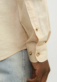 Jack & Jones JJESUMMER BAND LINEN MIX SHIRT - Pluus - apricot ice