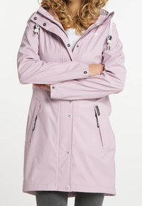 Ljusrosa regnjacka med huva, knappstängning, två sidofickor och en slät, vattenavvisande yta. Har en dekorativ dragrem.