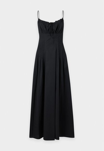 Robe longue noire sans manches avec fines bretelles, buste froncé et jupe large fluide sur fond clair uni.
