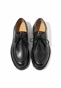 Scarpe in pelle nera con finitura liscia, punta rotonda e design con lacci. Presentano cuciture a contrasto e una suola arrotondata.