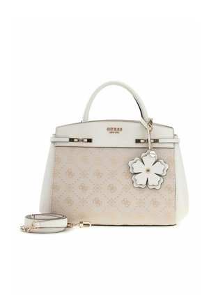 Sac à main blanc avec un devant beige à motif, une quincaillerie dorée, un pendentif floral et une bandoulière amovible. Détails décoratifs du logo partout.