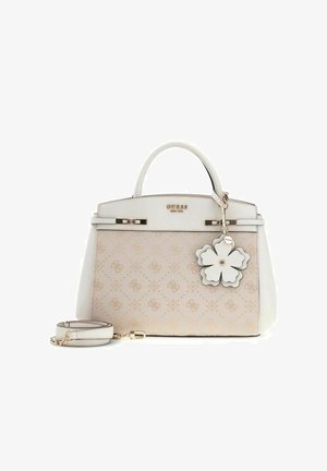 Sac à main blanc avec un devant beige à motif, une quincaillerie dorée, un pendentif floral et une bandoulière amovible. Détails décoratifs du logo partout.