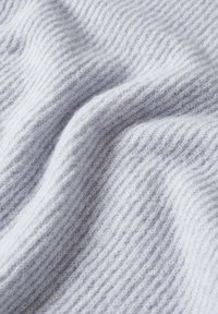 Tessuto a maglia a coste di un grigio chiaro con una texture morbida, che mostra leggere ondulazioni e una leggera lucentezza, adatto per vari capi di abbigliamento.
