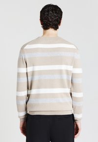 Maglione beige con righe orizzontali bianche e grigie, realizzato in materiale morbido. Presenta un collo rotondo e polsini a costine.