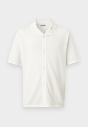 Weißes, kurzärmeliges, strukturiertes Hemd mit Knopfleiste und weichem Kragen, vor einem schlichten Hintergrund präsentiert.