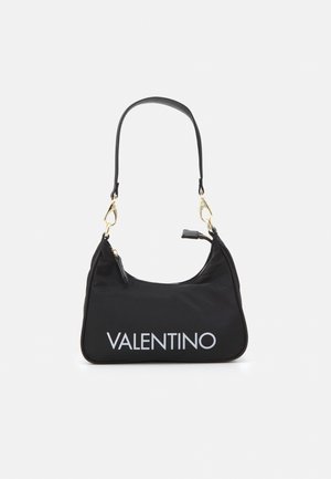 Sort Valentino håndtaske med kort rem, guldfarvet hardware og Valentino-logo i hvid på forsiden.