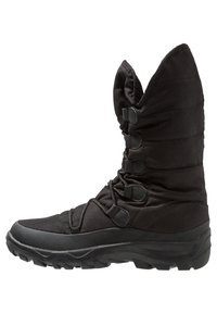 Bota de invierno aislada negra con parte superior de nylon acolchado, suela de goma, cierre con cordones en la parte delantera y seis botones circulares para ajuste regulable.
