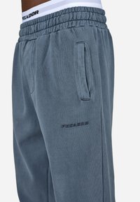 Pegador LOGO JOGGER - Treniņtērpa apakšdaļas - vintage shadow blue