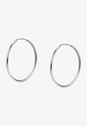 Silberne Creolen mit einer glatten, polierten Oberfläche. Kreisförmige Form mit einem dünnen Profil. Leichtes Design, das sich für den täglichen Gebrauch eignet.