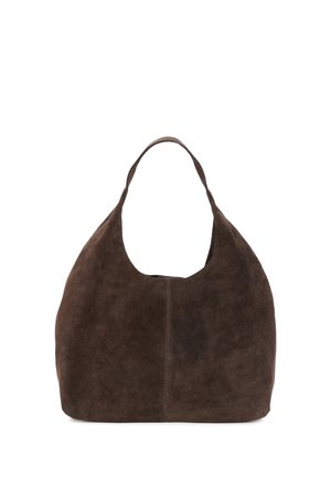 Grand sac à main en daim marron avec une large bandoulière unique et une couture centrale visible, présenté sur un fond blanc uni.