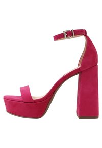 Fuchsia suède plateauhakken met een brede blokhak, open teen en enkelbandje met een metalen gesp voor sluiting. Gladde textuur.