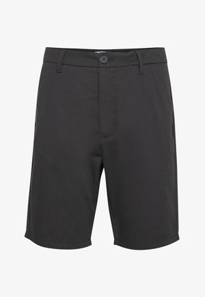 Shorts noirs en tissu doux, dotés d'un seul bouton à l'avant, de passants de ceinture et d'une coupe classique avec des ourlets nets.