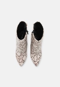 Botas de tornozelo com bico fino em estampado de cobra texturizado branco e cinza, com fecho lateral e interior liso preto.