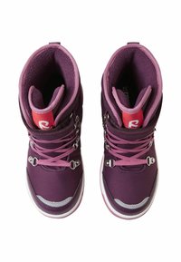 Bottes de randonnée violettes avec tige en textile, lacets roses, accents réfléchissants et col rembourré. Semelle en caoutchouc pour une meilleure adhérence.