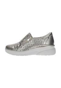 Scarpe slip-on argento metallico con superficie texturizzata e design perforato. Presentano una cerniera laterale e una suola bianca. Leggere e casual.