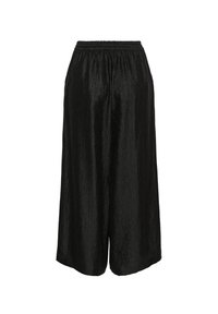 Schwarze, plissierte Culottes mit einem elastischen Bund und weitem Bein. Der Stoff hat eine strukturierte Oberfläche mit einem subtilen Glanz.