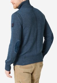 Dunkelblauer Strickpullover mit hohem Kragen, gerippten Bündchen und Ellbogenpatches. Verfügt über einen strukturierten Stoff und eine taillierte Passform.