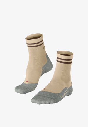 Chaussettes chevilles beige et grises avec deux rayures brun foncé en haut et lettres rouges L et R indiquant gauche et droite.