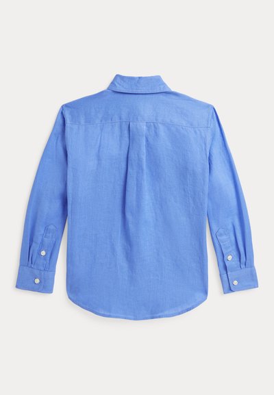 Camisa de linho azul claro de manga comprida com colarinho clássico, botões no punho simples, prega nas costas e bainha arredondada. Textura lisa.