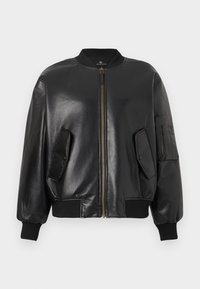 Blouson aviateur en cuir noir avec fermeture éclair à l'avant, col et poignets côtelés, deux poches à rabat à l'avant, et une poche avec compartiments sur la manche gauche.