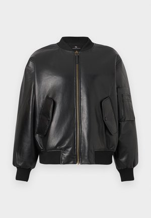 Μαύρο δερμάτινο μπουφάν τύπου bomber με μπροστινό φερμουάρ, ριμπ γιακά και μανσέτες, δύο μπροστινές τσέπες με καπάκια και τσέπη με διαμερίσματα στο αριστερό μανίκι.