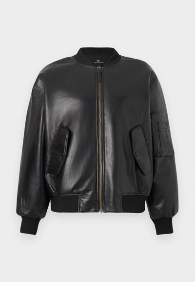 Čierna kožená bomber bunda so zipsom vpredu, rebrovaným golierom a manžetami, dvoma prednými vreckami s klopami a vreckom s priehradkami na ľavom rukáve.