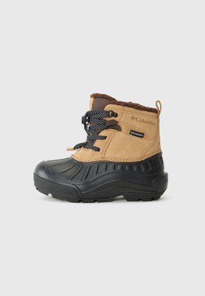 Botte d'hiver imperméable beige et noire avec doublure en fourrure, semelle en caoutchouc texturé et lacets noirs, présentant un design robuste pour les temps froids.