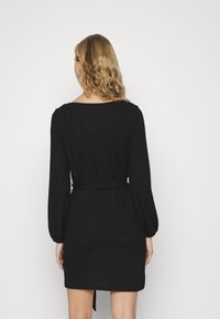 NA-KD PAMELA REIF x NA-KD - DROPPED SHOULDER MINI DRESS - Vestido de malha - black