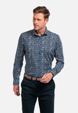 Chemise à manches longues pour hommes avec un motif géométrique en bleu, marron et orange, dotée d'un col boutonné et d'un design ajusté.