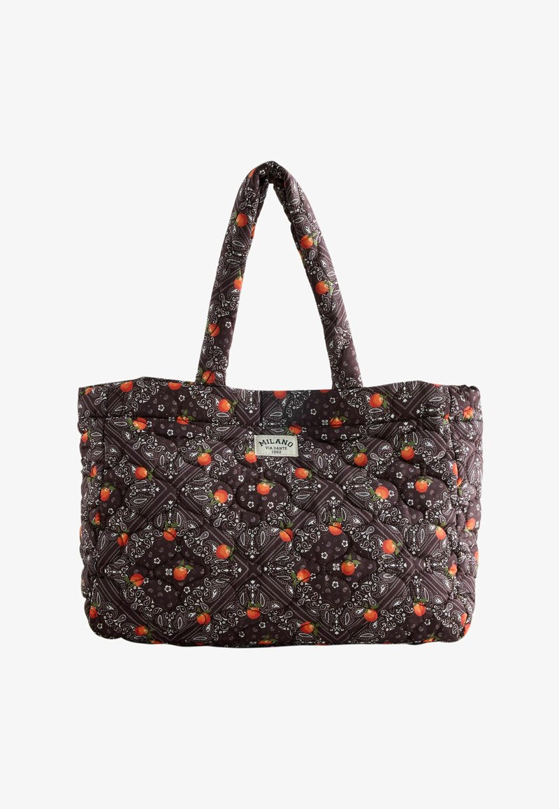 Šūta tote soma ar melnu paisley rakstu un mazu oranža augļa dizainu, divām polsterētām rokturiem un uzrakstu "Milano" priekšpusē.