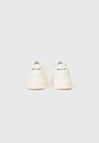 Baskets en cuir blanc avec une finition texturée, dotées d'une pointe arrondie et d'une semelle épaisse de couleur écrue. Logo "REPLAY" embossé à l'arrière.
