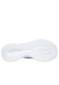 Suela de zapatilla blanca con surcos texturizados; presenta una sección superior azul y un branding sutil en el lado cerca del talón.