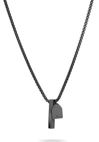 Zwart metalen ketting met twee bedels: een rechthoekige en een tag-vormige charme, met een matte afwerking en subtiele gravure.