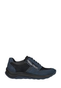 Dunkelblaue Sneaker mit einer Kombination aus glatten und strukturierten Materialien, Schnürdesign und einer schwarzen Gummisohle mit gemusterten Akzenten.