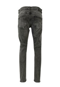 Fekete, skinny farmer, elhalványodott mosással, öt zsebes dizájnnal és sima derékkal, a hátsó részen márkázott címkével.