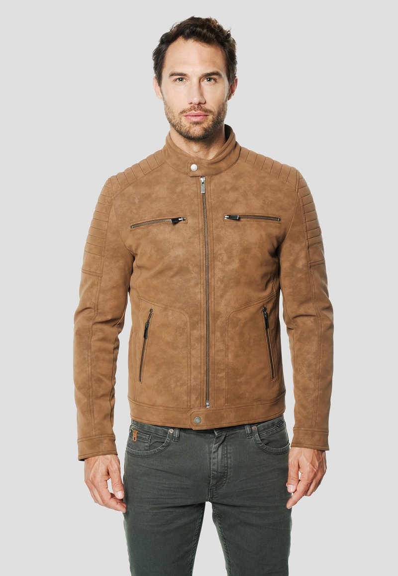 Veste de moto marron en similicuir avec accents matelassés aux épaules, poches zippées et fermeture à pression au col. Coupe structurée.