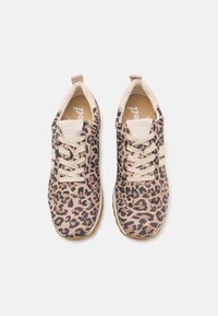 Leopardenmuster-Sneaker verfügen über eine beige und braune Farbgestaltung, ein strukturiertes Material und ein Schnürdesign mit beigen Akzenten sowie einem gepolsterten Kragen.