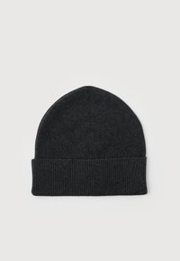 Beanie lavorato a maglia di colore grigio scuro con orlo a costine ripiegato, posto in piano su uno sfondo chiaro e semplice.