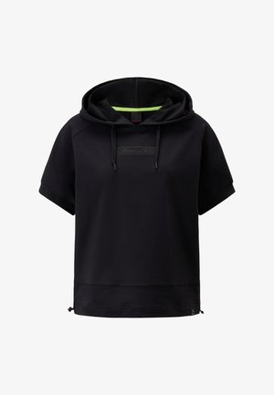 Schwarze Kapuzenjacke mit kurzen Ärmeln, ausgestattet mit einer Kordelzug-Kapuze und einem Logopatch auf der Vorderseite. Sanfte Textur mit einem kontrastierenden grünen Innenfutter.