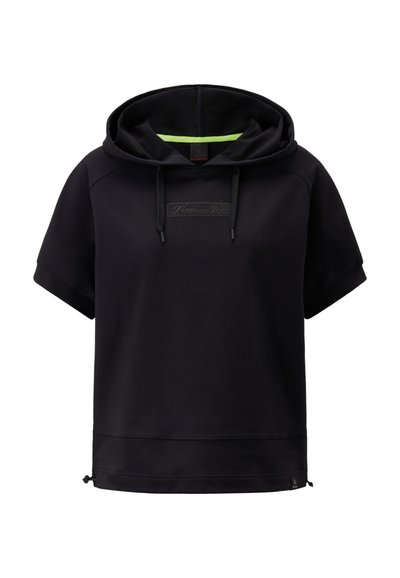 Schwarze Kapuzenjacke mit kurzen Ärmeln, ausgestattet mit einer Kordelzug-Kapuze und einem Logopatch auf der Vorderseite. Sanfte Textur mit einem kontrastierenden grünen Innenfutter.