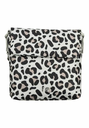 Petit sac bandoulière avec motif léopard noir et beige, fermeture à rabat, et détail logo argenté à l'avant.
