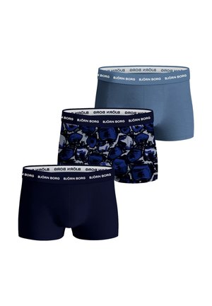 Tres bóxers para hombre en tonos azules: azul claro sólido, azul oscuro sólido y azul con patrón abstracto negro, todos con cinturillas con marca.