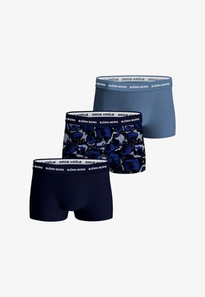 Tres bóxers para hombre en tonos azules: azul claro sólido, azul oscuro sólido y azul con patrón abstracto negro, todos con cinturillas con marca.