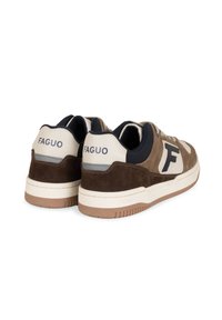Sneaker in suede marrone con dettagli crema e blu navy. Presenta un logo "F" prominente, tessuto testurizzato e suola in gomma.