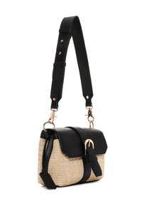 Borsa in ecopelle nera e paglia intrecciata con una fibbia dorata e tracolla regolabile. Presenta una forma strutturata e un design minimalista.
